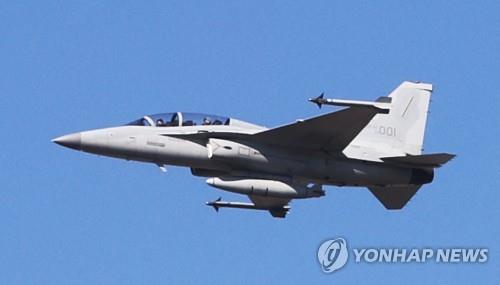 Un avion d'attaque léger FA-50 survolant Seongnam, au sud de Séoul, le 20 octobre 2021. (Photo d'archives Yonhap)