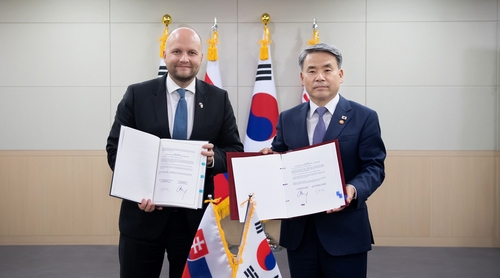 La Corée du Sud et la Slovaquie s'entretiennent de la coopération bilatérale avec les ministres de la Défense