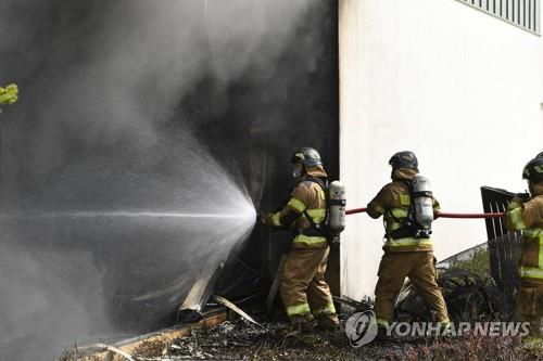 Des pompiers luttent contre l'incendie au Hyundai Premium Outlet à Daejeon, à 160 km au sud de Séoul, le 26 septembre 2022. (Photo fournie par les pompiers. Archivage et revente interdits)