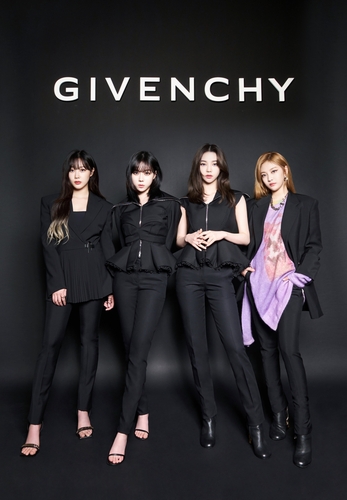 Le girls band aespa, ambassadeur de la marque de luxe Givenchy. (Photo fournie par SM Entertainment. Revente et archivage interdits)