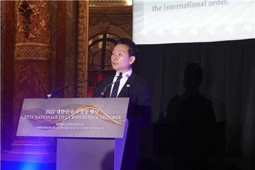 Jang Sung-min, conseiller aux politiques stratégiques du bureau présidentiel, prononce un discours lors de la célébration du Jour de la fondation nationale organisée par l'ambassade de Corée du Sud en France, à l'hôtel InterContinental Paris Le Grand, le mardi 18 octobre 2022 (heure locale). 