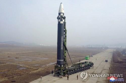 Un ICBM de la Corée du Nord sur cette photo distribuée par l'Agence centrale de presse nord-coréenne (KCNA). (Utilisation en Corée du Sud uniquement et redistribution interdite)