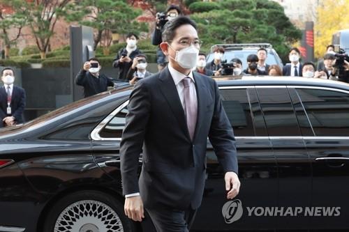 Le président exécutif de Samsung Electronics, Lee Jae-yong, arrive à l'hôtel Lotte, dans le centre de Séoul, le 17 novembre 2022, pour rencontrer le prince héritier et premier ministre saoudien Mohammed ben Salmane.