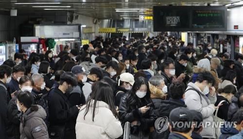 Des gens attendent le métro sur une plate-forme encombrée à la station Chungmuro de la ligne 4 dans le centre de Séoul, le mercredi 30 novembre 2022, alors que les travailleurs syndiqués de Seoul Metro sont en grève. 