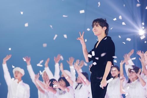 J-Hope, membre du groupe superstar de K-pop Bangtan Boys (BTS) pose après avoir interprété les chansons de son album solo durant la deuxième soirée de la cérémonie des Mnet Asian Music Awards (MAMA) 2022, à Osaka au Japon, le mercredi 30 novembre 2022. (Photo fournie par Mnet. Revente et archivage interdits) 