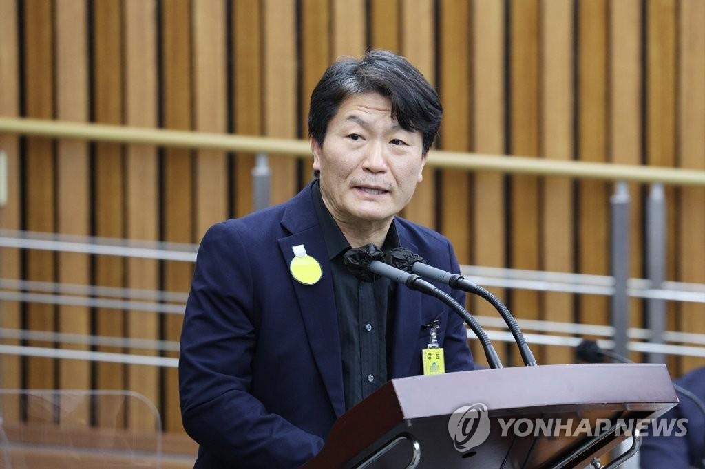 L'ancien chef du commissariat de Yongsan, Lee Im-jae, répond le mercredi 4 janvier 2023 à des questions de députés lors de la première séance de l'enquête parlementaire sur la bousculade à Itaewon survenue le 29 octobre dernier.