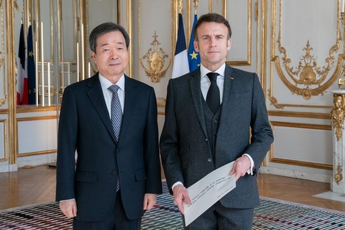 Le président Macron dit vouloir se rendre bientôt en Corée