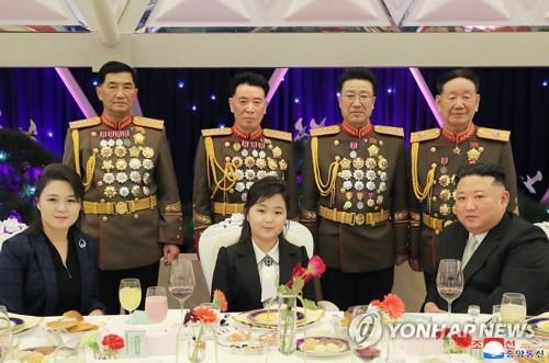 Le dirigeant nord-coréen Kim Jong-un avec sa fille Kim Ju-ae et son épouse Ri Sol-ju lors d'un banquet pour fêter le 75e anniversaire de la fondation de l'Armée populaire de Corée (APC), a rapporté le mercredi 8 février 2023 l'Agence centrale de presse nord-coréenne (KCNA). 