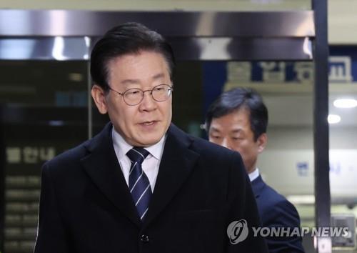 Lee Jae-myung, le président de la principale formation de l'opposition, le Parti démocrate (PD), quitte le Parquet central du district de Séoul à Seocho, dans le sud de Séoul, le vendredi 10 février 2023, après avoir subi le deuxième interrogatoire sur des allégations de corruption liées au projet de développement immobilier de Daejang-dong à Seongnam, lorsqu'il en était le maire.