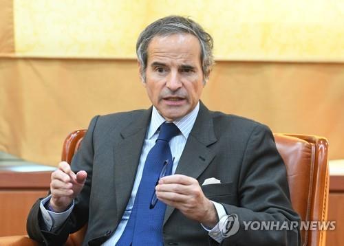 Le directeur général de l'Agence internationale de l'énergie atomique (AIEA), Rafael Mariano Grossi, accorde une interview à la presse sud-coréenne, le vendredi 16 décembre 2022, au ministère des Affaires étrangères à Séoul. (Pool photo)