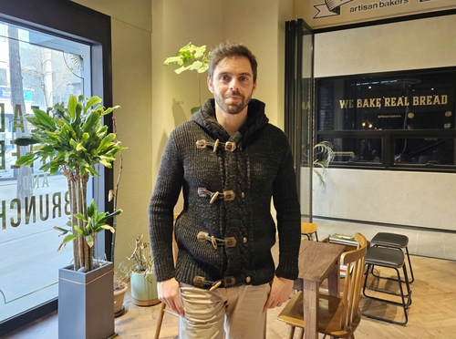 L'auteur-compositeur-interprète français Bastien Lanza pose pour l'agence de presse Yonhap dans un café du quartier de Banpo à Séoul, le jeudi 23 mars 2023.