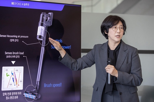 Yoo Mi-young, cheffe de développement logiciel de la division électroménager numérique chez Samsung, présente les nouveaux produits de la marque lors d'une conférence de presse le samedi 2 septembre 2023.