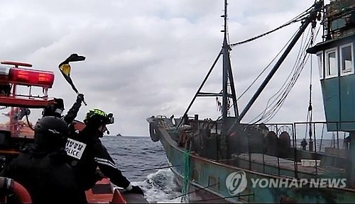 違法中国漁船への火器使用　攻撃受ける前にも可能に＝韓国　