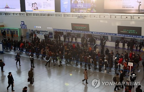 今月１１日、ソウル駅で旧正月連休の鉄道乗車券の販売が行われ、窓口前には長蛇の列ができた＝（聯合ニュース）