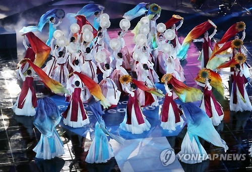 開幕式で行われた伝統舞踊公演＝９日、江陵（聯合ニュース）