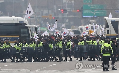 朴大統領弾劾の賛成派と反対派　ソウルで大規模集会へ