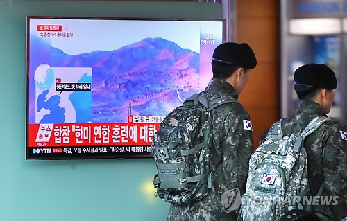 ソウル駅に設置されているテレビで北朝鮮のミサイル発射を伝えるニュースが流れている＝６日、ソウル（聯合ニュース）