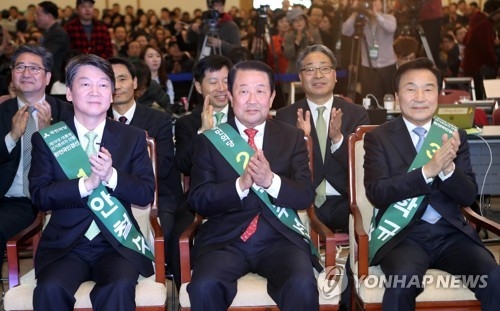 国民の党の候補たち。前列左端が安氏＝２８日、釜山（聯合ニュース）