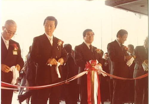 １９７９年にあったロッテホテルのリニューアル行事に出席した辛格浩氏（左から２人目、ロッテグループ提供）＝（聯合ニュース）