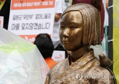ソウルの日本大使館前に設置されている慰安婦被害者を象徴する少女像＝１４日、ソウル（聯合ニュース）
