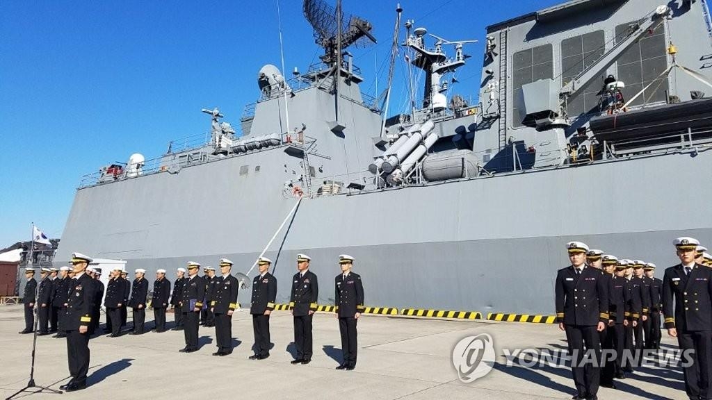 韓国海軍の駆逐艦「姜邯賛」と補給艦「華川」が横須賀に入港し、歓迎行事が行われた＝１１日、横須賀（聯合ニュース）