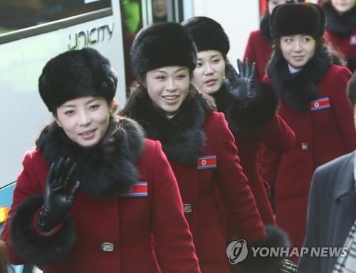 平昌五輪 北朝鮮応援団がホテルに到着 笑顔も質問には答えず 聯合ニュース