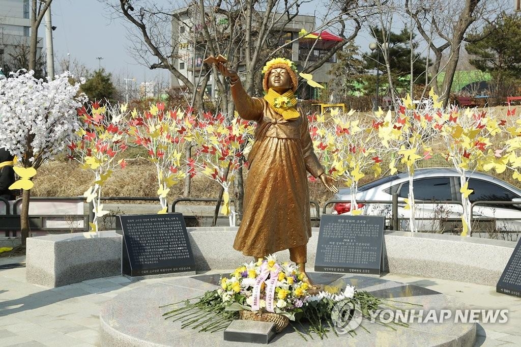 京畿道・義王に設置された平和の少女像＝１日、義王（聯合ニュース）
