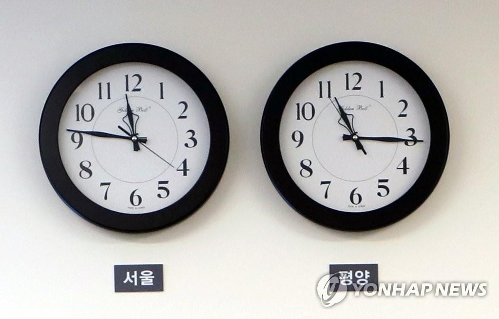 ２７日の南北首脳会談の会場にかけられていた時計。左がソウル、右が平壌の時間を示す（資料写真）＝（聯合ニュース）