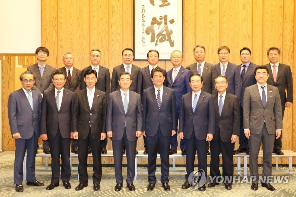 安倍首相は首相官邸で韓日経済協会の金ユン（キム・ユン）会長をはじめとする韓国側出席者の表敬訪問を受けた＝１４日、東京（聯合ニュース）
