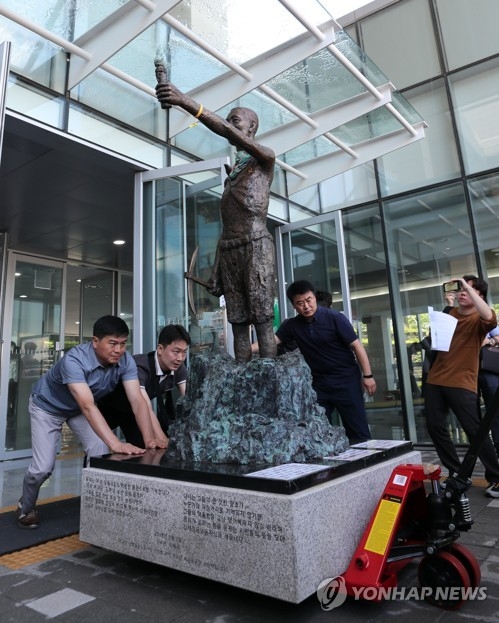 韓国・釜山の徴用工像　市民団体に返還＝再設置の意向示す