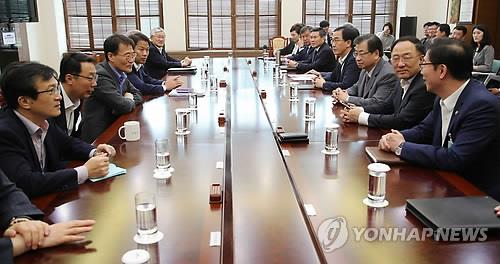青瓦台で開かれた南北共同宣言履行推進委員会の初会合＝２８日、ソウル（聯合ニュース）