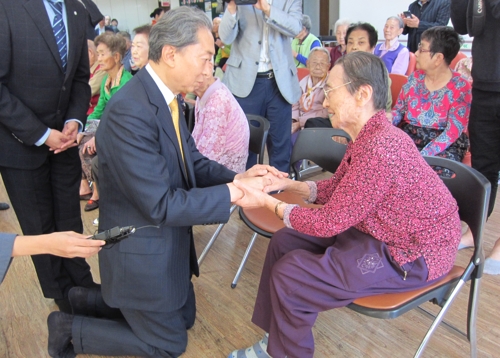 鳩山由紀夫元首相　韓国人被爆者を見舞い謝罪