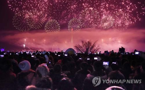 ２０１８年を迎え、平壌で行われた花火大会＝（朝鮮新報＝聯合ニュース）