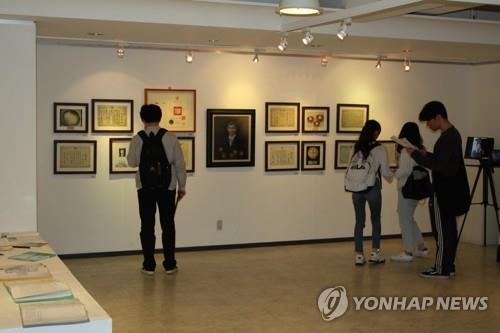 日本大使館公報文化院で始まった李さんをしのぶ写真展＝１４日、ソウル（聯合ニュース）