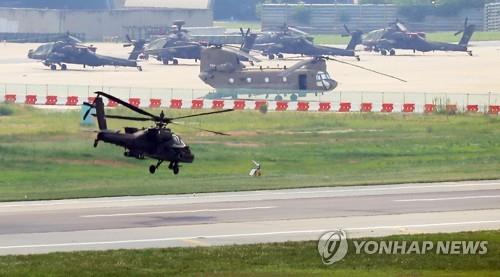 韓米合同軍事演習が始まった８月５日、ソウル南方の京畿道・平沢にある在韓米軍基地キャンプ・ハンフリーから離陸する攻撃ヘリコプターＡＨ６４（アパッチ）＝（聯合ニュース）