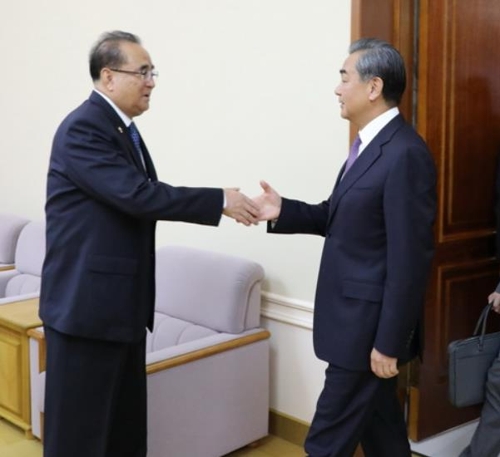 中国外相と北朝鮮高官が平壌で会談　朝鮮半島問題など協議
