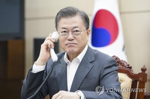 ゲイツ氏と電話で協議する文大統領（青瓦台提供）＝（聯合ニュース）≪転載・転用禁止≫
