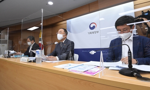 洪楠基（ホン・ナムギ）経済副首相兼企画財政部長官（中央、資料写真）＝（聯合ニュース）