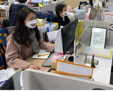聴覚障害者のため「透明マスク」着用　ソウルの区役所職員