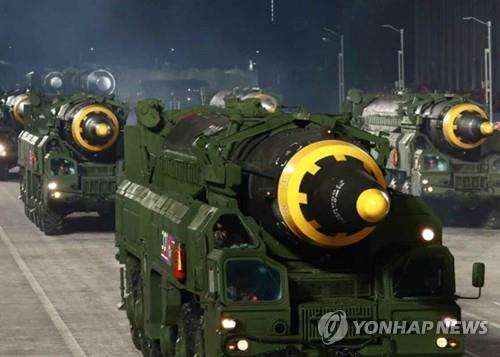 北朝鮮が昨年１０月に開催した朝鮮労働党創建７５周年の閲兵式（軍事パレード）に登場した中距離弾道ミサイル「火星１２」（党機関紙・労働新聞のホームページより）＝（聯合ニュース）≪転載・転用禁止≫