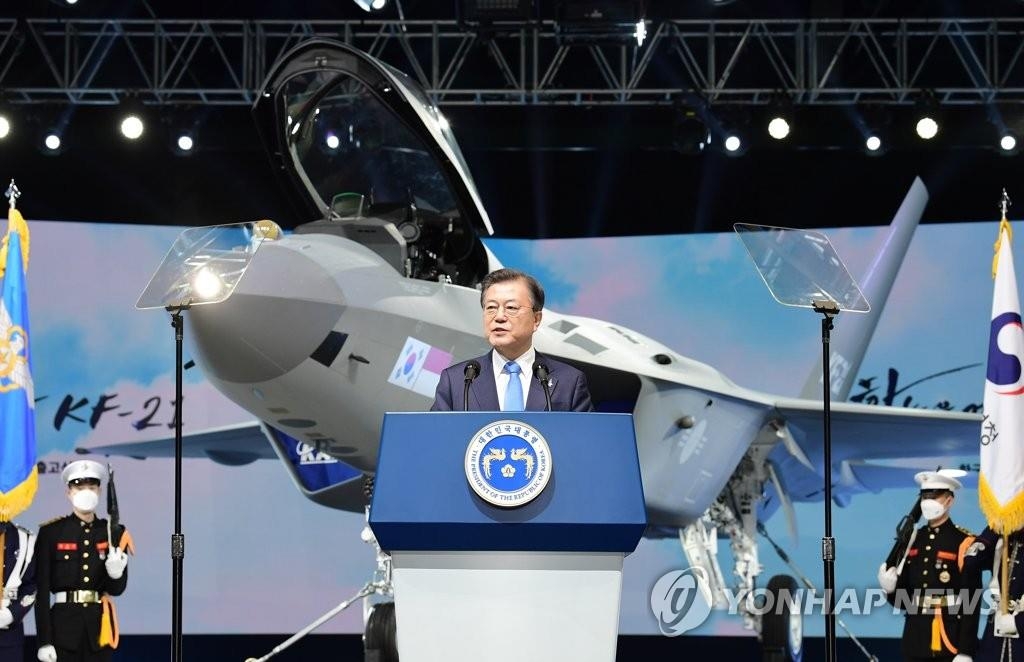 韓国国産戦闘機の試作機公開　文大統領「胸がいっぱい」