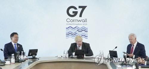 第１セッションに出席した（左から）文大統領、ジョンスン首相、バイデン大統領＝１２日、コーンウォール（聯合ニュース）