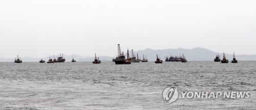 黄海のＮＬＬ付近で違法操業している中国漁船（資料写真）＝（聯合ニュース）