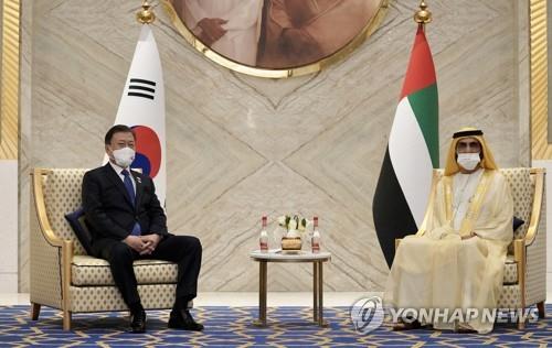 会談する文大統領（左）とムハンマド首長＝１６日、ドバイ（聯合ニュース）