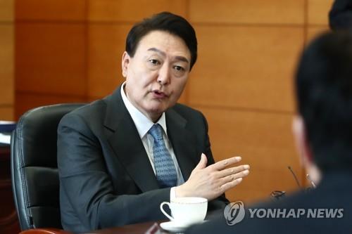 ２１日、経済団体トップらと会談する尹氏（国会写真記者団）＝（聯合ニュース）