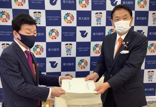 呉龍浩氏（左）と東大阪市の野田義和市長。外国籍住民施策懇話会は３カ月ごとに会議を開き、市に意見書を提出している（民団提供）＝（聯合ニュース）≪転載・転用禁止≫