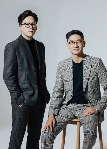 イ・ソンス氏（左）とタク・ヨンジュン氏（ＳＭエンタテインメント提供）＝（聯合ニュース）≪転載・転用禁止≫
