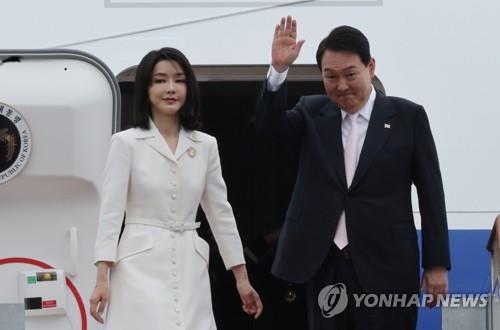 出発前に関係者らに手を振る尹大統領（右）＝２７日、城南（聯合ニュース）
