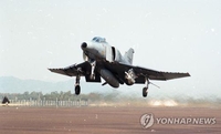 韓国空軍のＦ４Ｅ戦闘機が黄海に墜落　操縦士２人は無事