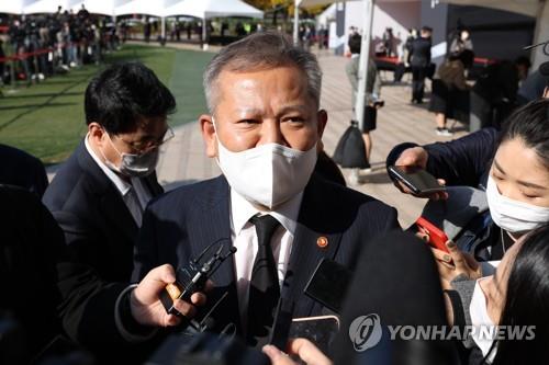 ソウル市庁前の広場に設けられた合同焼香所を弔問した後、記者団の質問に答える韓国の李祥敏・行政安全部長官（共同取材）＝３１日、ソウル（聯合ニュース）
